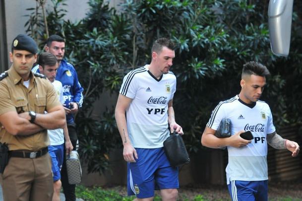 Jogadores da Argentina embarcam rumo ao treino no Independência