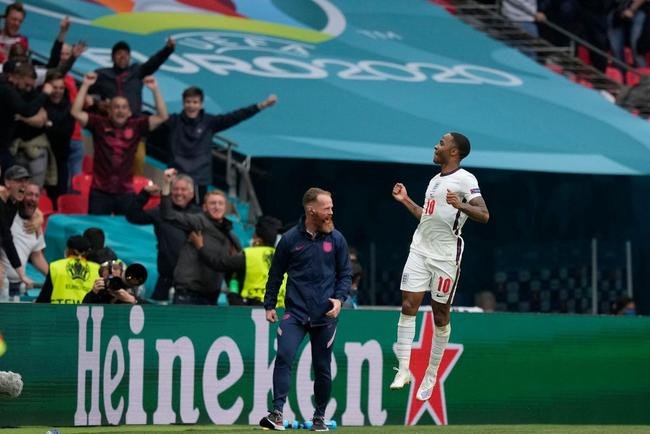 Fotos do gol de Sterling, da Inglaterra, sobre a Alemanha, em Wembley. Ingleses venceram por 2 a 0 e avan�aram �s quartas de final da Eurocopa