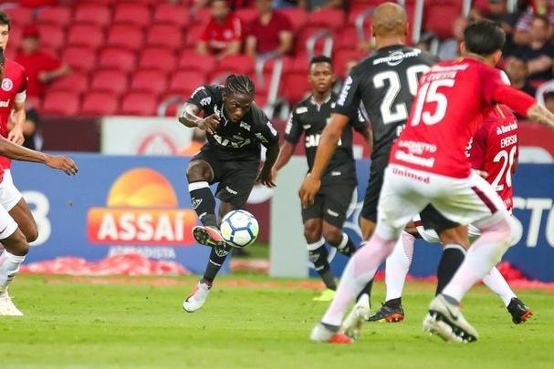 Galo derrotou Internacional no Beira-Rio com gols de Cazares e Terans; D'Alessandro descontou de pênalti
