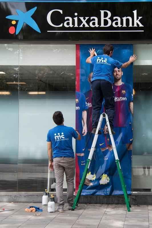 Nesta quarta-feira, dia em que Neymar informou o Barcelona do desejo de se transferir para o PSG da Frana, clube j comeou a retirar do Estdio Camp Nou imagens e cartazes com a presena do atacante brasileiro.
