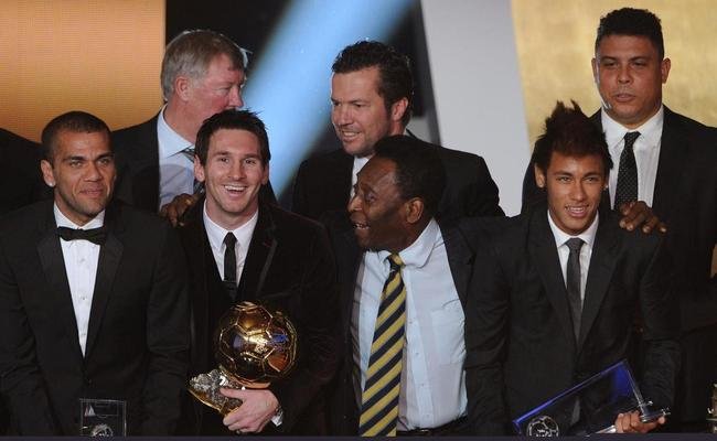Pel e Neymar ao lado de Daniel Alves, Alex Ferguson, Messi, Lothar Matthaus e Ronaldo durante o prmio Bola de Ouro, da Fifa, em 2012