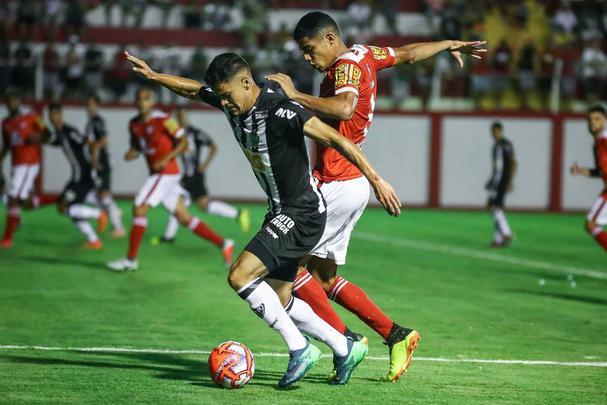 Veja imagens do jogo entre Tombense e Atltico