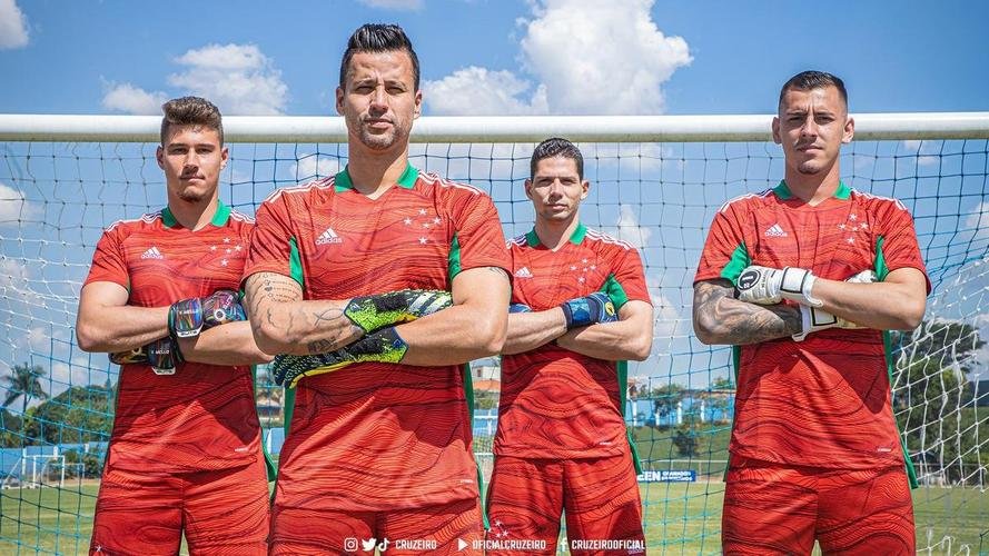 Cruzeiro apresenta nova camisa de goleiro