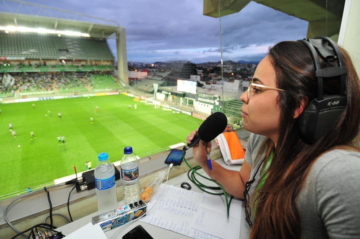 Rdio Inconfidncia inova e lana jornalista Isabelly Morais, de 20 anos, como narradora esportiva. Nesta tera, ele estreou transmitindo a partida entre Amrica e ABC-RN, no Independncia, pela Srie B do Brasileiro.