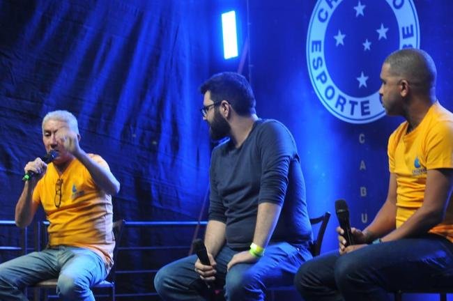 Nonato e Leandro, ex-laterais do clube, durante papo com o pblico de Conselheiro Lafaiete na Caravana do Cruzeiro