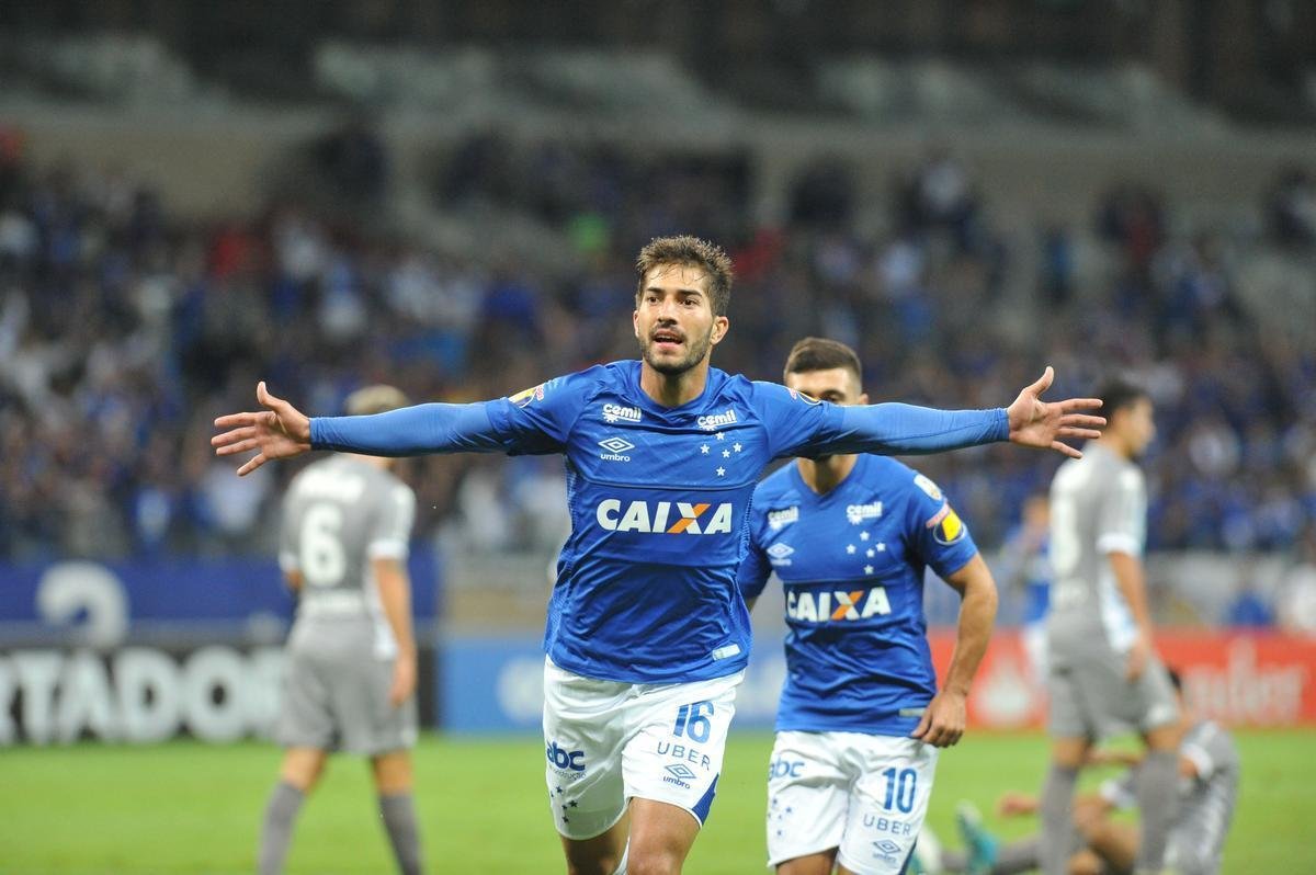 Aos dez minutos, Lucas Silva fez jogada individual e marcou o 2 gol do Cruzeiro em chute de fora da rea