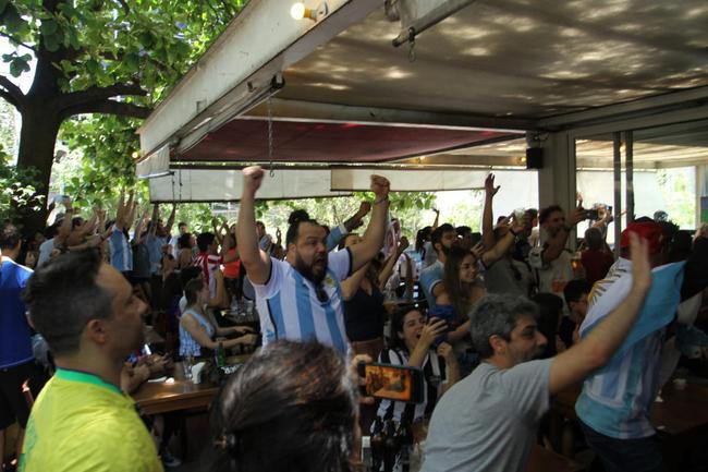 No restaurante Pizza Sur, em Belo Horizonte, comunidade argentina acompanhou a final da Copa do Mundo diante da Frana
