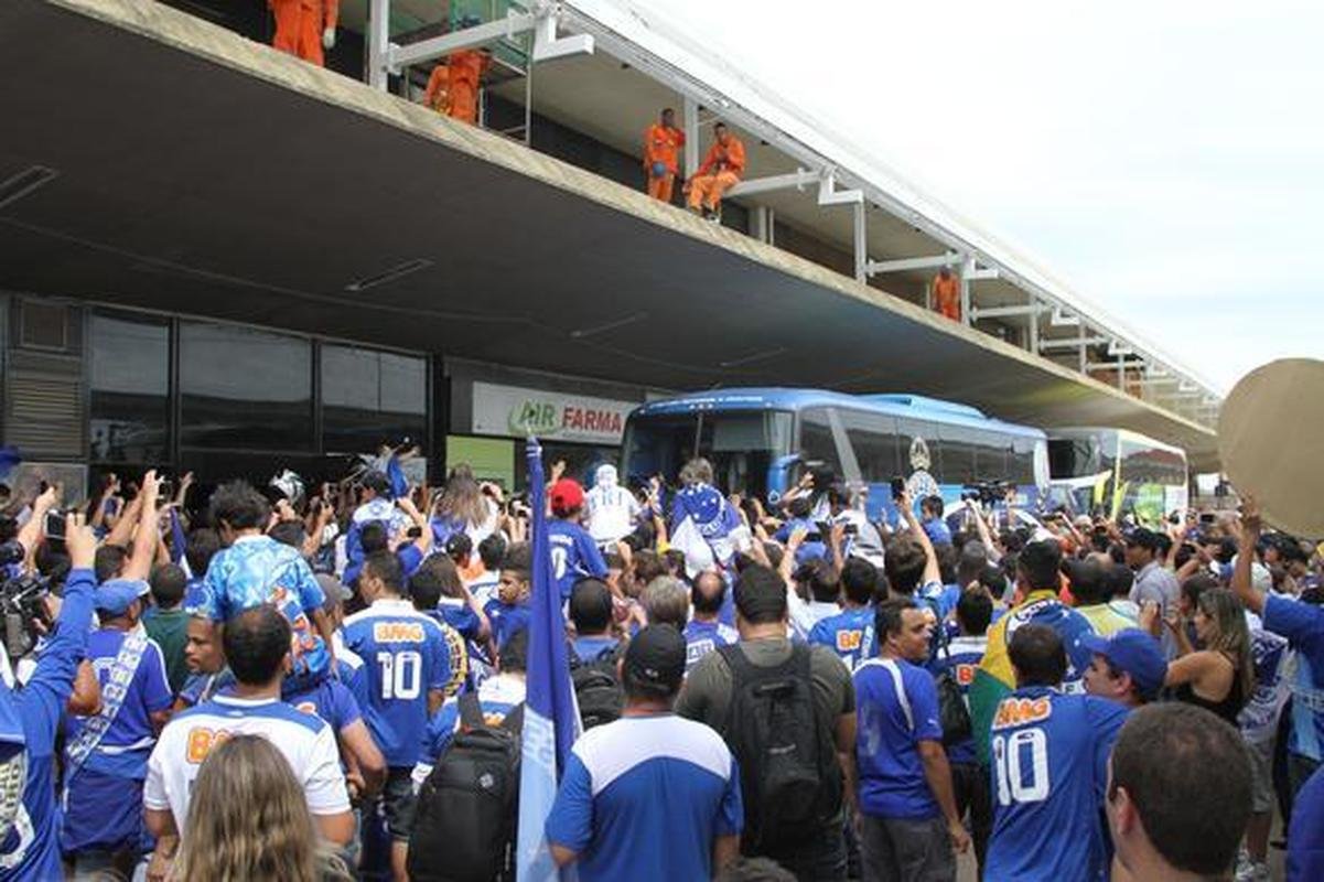 Na chegada ao Aeroporto de Confins, jogadores do Cruzeiro, campees brasileiros, fizeram festa com a torcida e at subiram no teto do nibus do clube