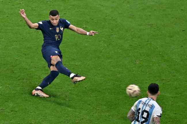 Autor de 'hat-trick' na final, Mbappé termina Copa como artilheiro