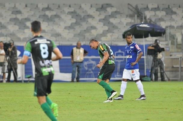 Cruzeiro e Amrica ficaram no empate, e permitiriam a chegada do Uberlndia  liderana