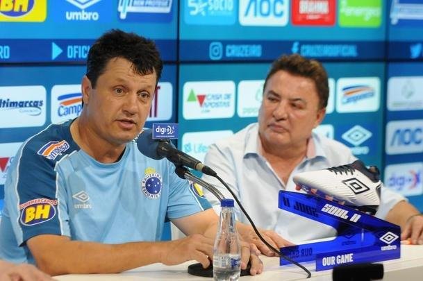 Fotos da apresentao de Adilson Batista como novo tcnico do Cruzeiro. Tcnico teve reunio com jogadores na Toca da Raposa II, falou com a imprensa e depois comandou seu primeiro treino