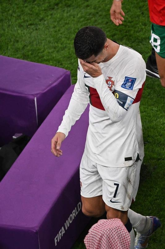 Cristiano Ronaldo chora aps eliminao de Portugal na Copa do Mundo diante de Marrocos