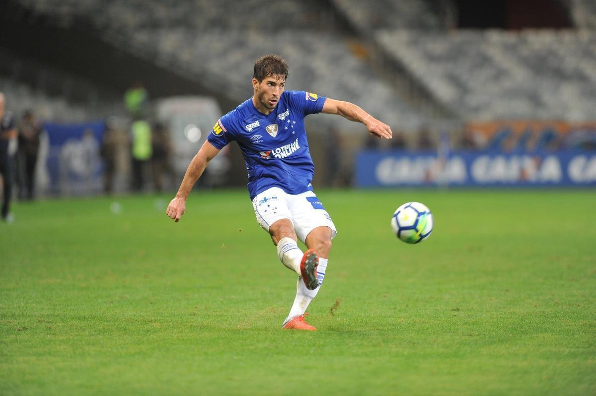 Cruzeiro derrotou Fluminense por 2 a 1, com gols de Raniel e Ayrton Lucas (contra); Henrique, tambm contra, descontou para os cariocas