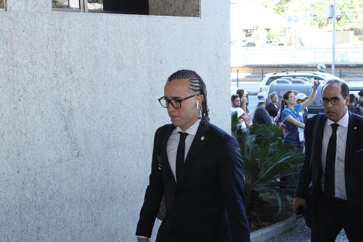 Repleta de estrelas, Seleo Uruguaia chegou a Belo Horizonte no comeo da tarde para a disputa da Copa Amrica. Cavani e Surez, as principais estrelas, mostraram muita simpatia. O meia De Arrascaeta, ex-Cruzeiro, atendeu a um f, mas passou pela imprensa sem dar entrevistas