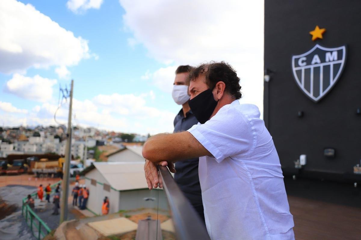 Aps comandar seu primeiro treino, Cuca foi apresentado na Arena MRV, futura casa do Atltico. O treinador de 57 anos conheceu o andamento das obras e respondeu perguntas de jornalistas no local.