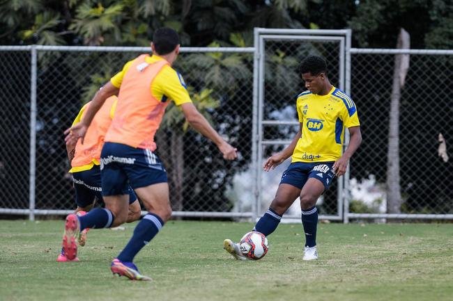 Comisso tcnica de Vanderlei Luxemburgo comandou treino na Toca da Raposa II nesta quarta-feira. Time se prepara para enfrentar o Brusque, s 11h de sbado, no estdio Augusto Bauer, em Santa Catarina, pela 16 rodada da Srie B.