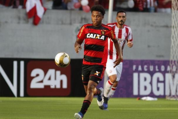 Após dois empréstimos ao Internacional, Rithely retorna ao Sport para a temporada 2020 com repactuação de atrasados e novo salário, girando em torno de R$ 120 mil. Pelo Leão, volante tem 356 partidas e 19 gols marcados