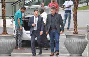 Presidente Sergio Sette Cmara e diretor de futebol Alexandre Gallo apresentaram Ricardo Oliveira