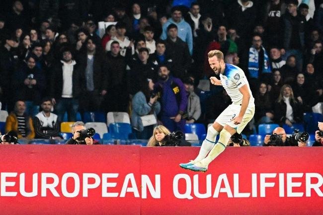 Itlia e Inglaterra se enfrentaram no Estdio Diego Maradona, em Npoles, pelo Grupo C das Eliminatrias da Eurocopa
