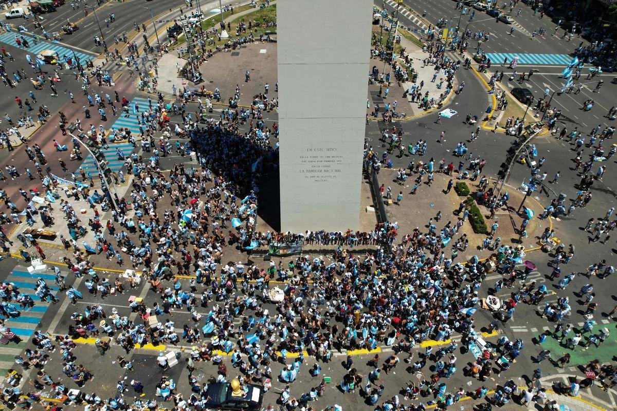 Multido festeja, no Centro de Buenos Aires, o tri mundial da Argentina conquistado na Copa do Catar