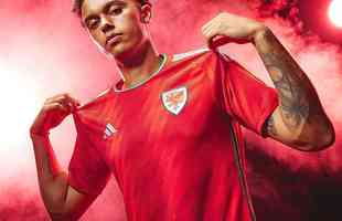 A camisa I do Pas de Gales para a Copa do Mundo  vermelha e foi produzida pela Adidas