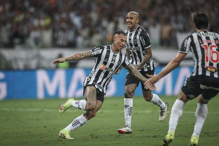 Em outra noite mágica, o Atlético goleou o Athletico-PR por 4 a 0 no primeiro jogo da final da Copa do Brasil. Na partida disputada no Mineirão, em BH, brilhou a estrela do atacante chileno Eduardo Vargas, autor de dois gols. Além dele, Hulk e Keno balançaram a rede adversária.