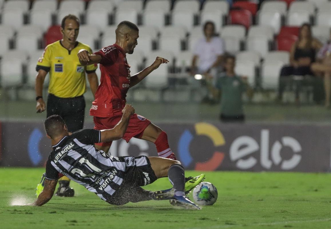 Náutico 1 x 1 Botafogo - Apesar da grande exibição, o Náutico não conseguiu superar o Botafogo em casa na 2ª fase da Copa do Brasil. Com empate, o time pernambucano foi eliminado e ainda sofreu a baixa de Matheus Carvalho, um dos principais jogadores da temporada, que sofreu uma ruptura do ligamento cruzado anterior