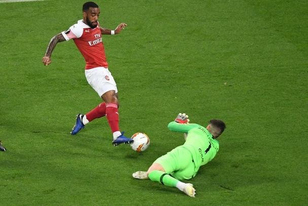 Com direito a um show de Hazard no segundo tempo, quando o craque belga marcou dois gols e ainda deu assistncia para Pedro balanar as redes, o Chelsea goleou o Arsenal por 4 a 1, nesta quarta-feira, no estdio Olmpico de Baku, no Azerbaijo, e conquistou o seu segundo ttulo da Liga Europa