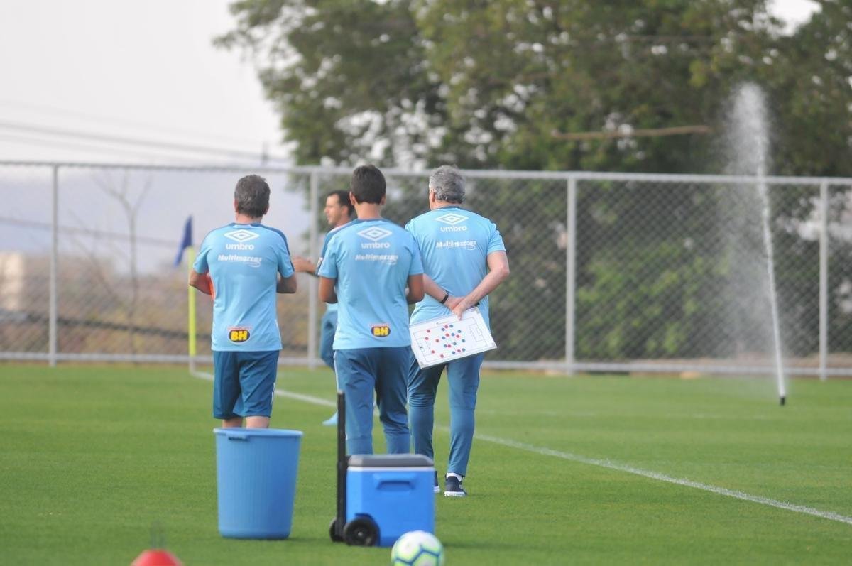 Fotos do primeiro treino de Abel Braga na Toca da Raposa II. Tcnico foi apresentado pelo Cruzeiro neste sbado e dirigir a equipe na segunda, s 20h, diante do Gois, no Serra Dourada, pela 22 rodada do Campeonato Brasileiro