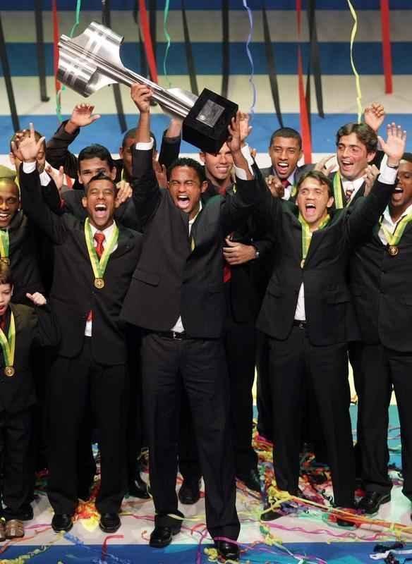  Em ascenso meterica na Gvea, se tornou titular em pouco tempo, sendo tricampeo carioca (2007, 2008 e 2009). Foi campeo brasileiro em 2009