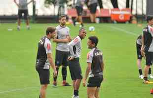 O elenco do Atltico treinou nesta quinta-feira de olho no jogo contra o Corinthians, neste domingo