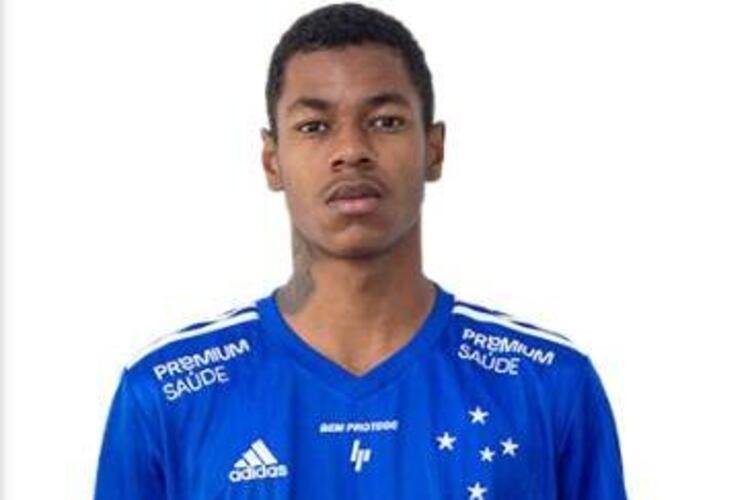 O volante Henrique, da equipe sub-17 do Cruzeiro, recebeu o diagnstico positivo para COVID-19 nesta sexta-feira. O treinador realizou o exame protocolar que indicou para a infeco antes da partida contra o Sport, pela 14 rodada do Campeonato Brasileiro Sub-20. 