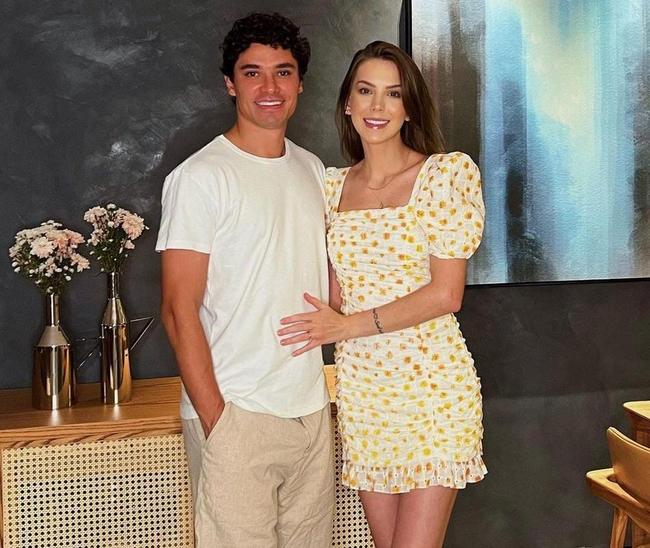 Lateral-esquerdo Dodô e a esposa