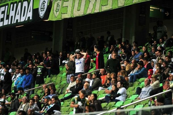 Fotos de mais uma derrota do Amrica na Srie B; Coelho foi superado no Independncia pelo Atltico-GO, por 1 a 0. Gol do rubro-negro goiano foi de Jorginho