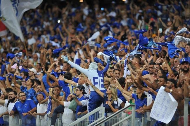 Time e comisso tcnica do Cruzeiro festejaram vitria sobre o Brusque, por 1 a 0, com torcedores no Mineiro. Tcnico Paulo Pezzolano entrou no clima e vibrou com o triunfo pela segunda rodada da Srie B