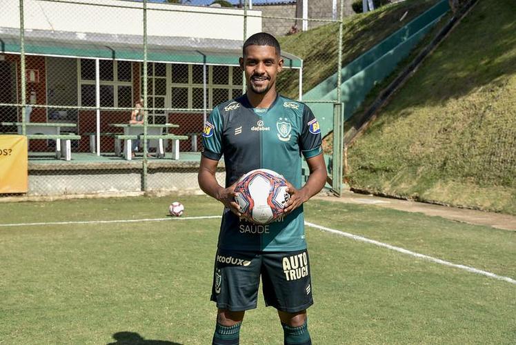 O volante Ramon, ex-Internacional, foi o oitava reforço anunciado pelo América. O atleta assinou com o Coelho até o fim de 2021.