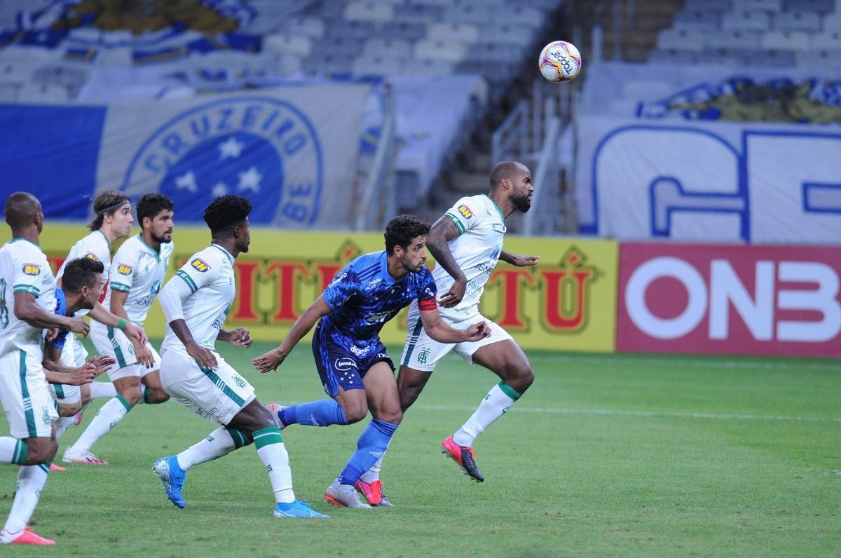 Fotos do duelo entre Cruzeiro e Amrica, pela Srie B, no Mineiro