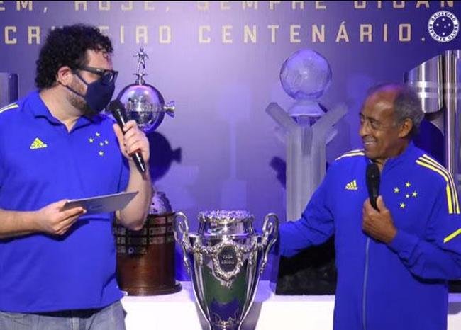 Cruzeiro lanou oficialmente sua nova camisa do ano do centenrio nesta quinta-feira com a presena do dolo histrico Dirceu Lopes e apresentao de Gustavo Nolasco, colunista do Superesportes e do Estado de Minas. Na foto, a camisa polo de viagem e o novo agasalho.