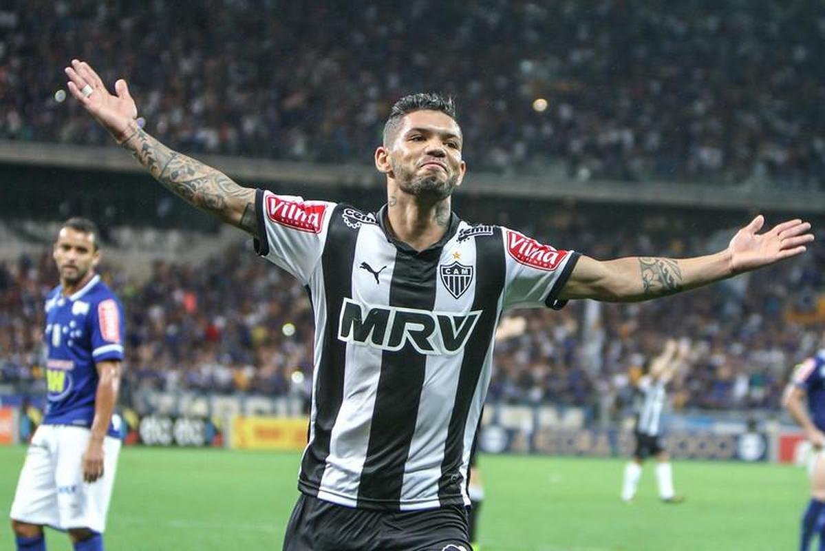 Revelado pelo Atltico em 2013, Carlos permaneceu no clube at 2018, quando foi para o Rio Ave, de Portugal