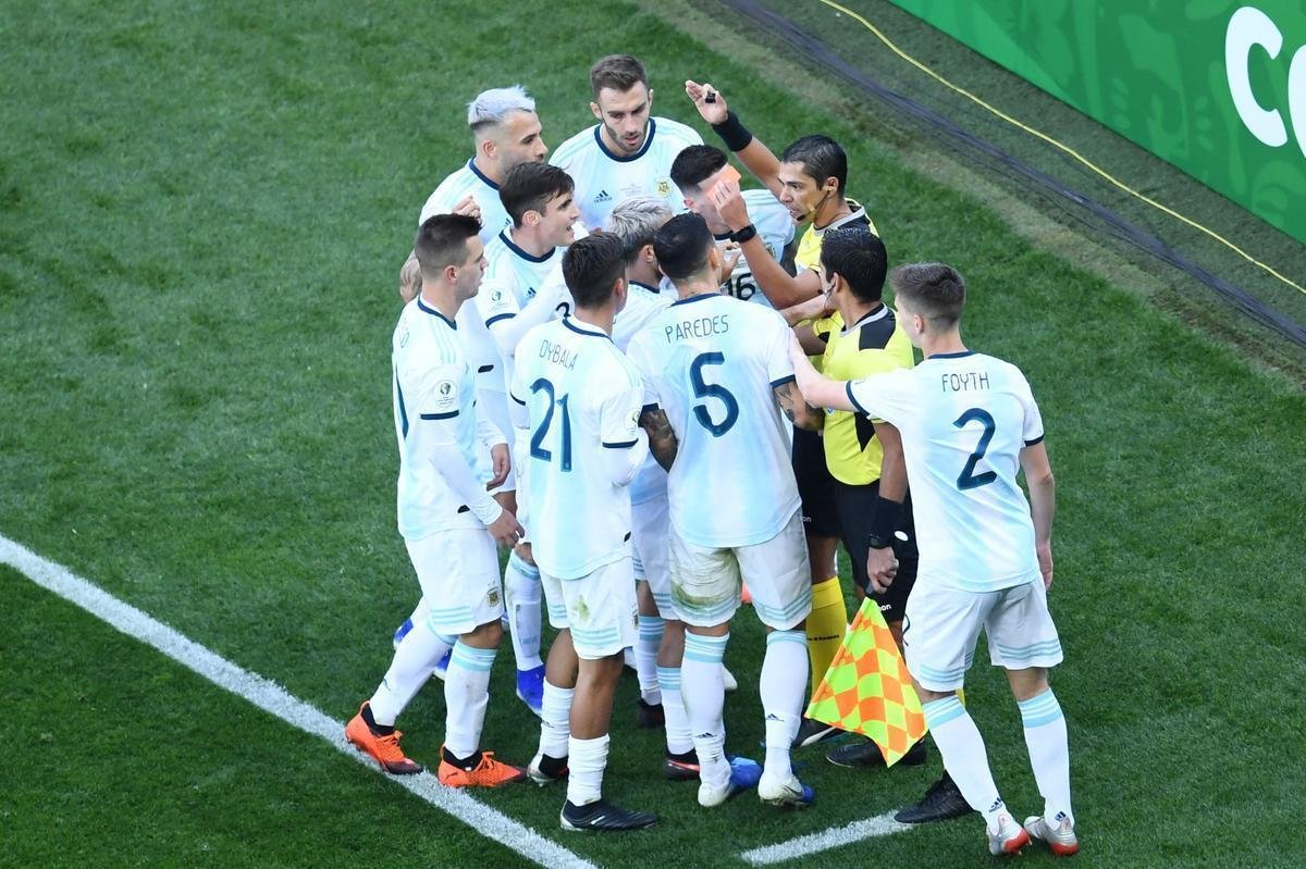 Medel deu peitadas em Messi durante primeiro tempo de Argentina e Chile, e ambos foram expulsos pelo rbitro paraguaio Mario Daz de Vivar. Torcida na Arena Corinthians vaiou a deciso do juiz.