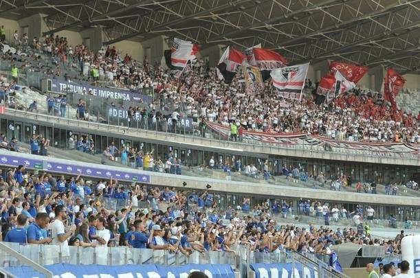 Imagens das torcidas de Cruzeiro e So Paulo no Mineiro