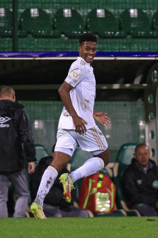 Cruzeiro venceu a Chapecoense por 2 a 0 na Arena Cond, em Chapec, neste sbado (30), pela quinta rodada da Srie B. Gols foram de Geovane e Edu, na etapa final