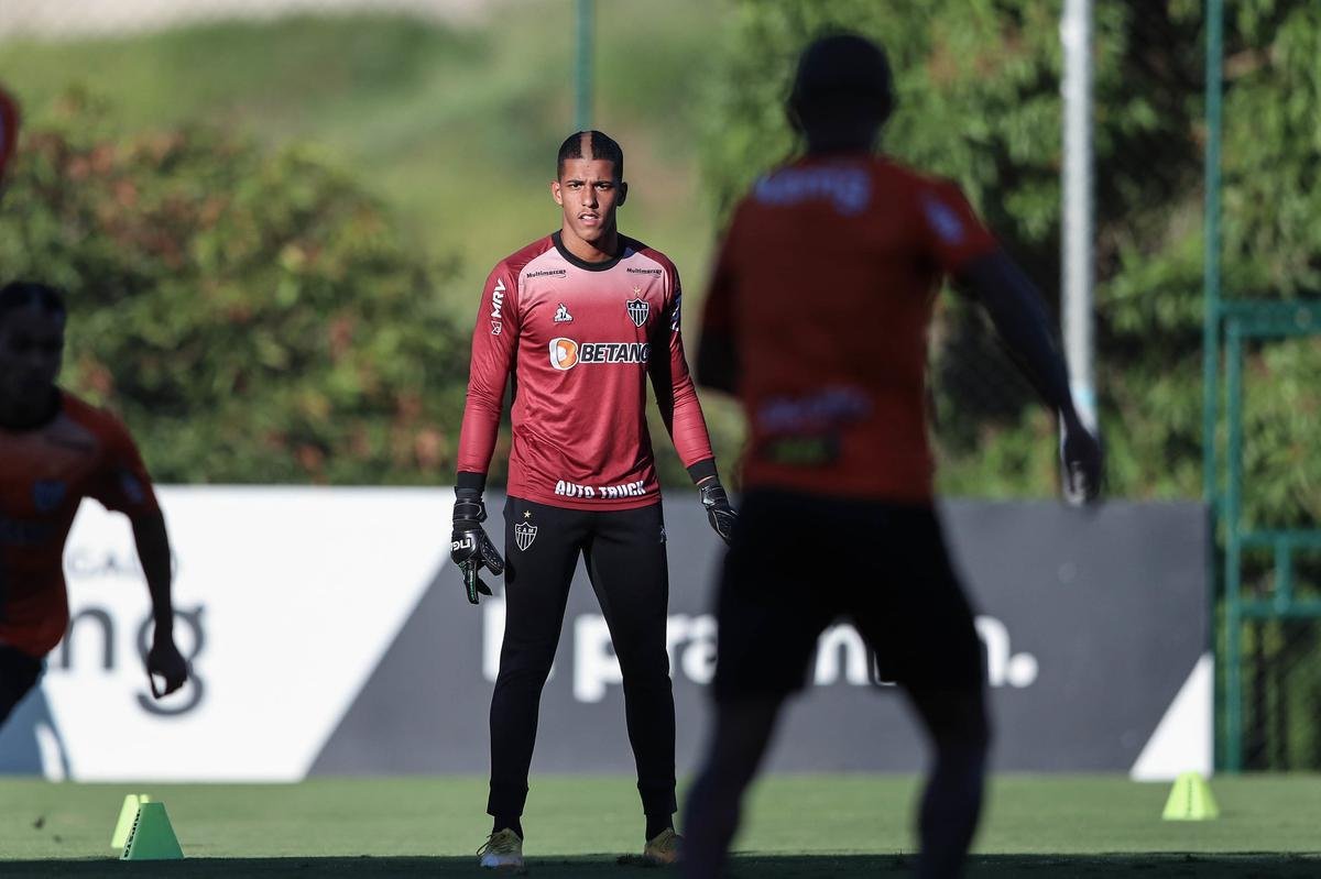 Os goleiros Matheus Mendes, Jean e Gabriel Delfim; o zagueiro Micael; e o lateral/volante Neto sofreram com o corte de Keno, Igor Rabello e Guilherme Arana
