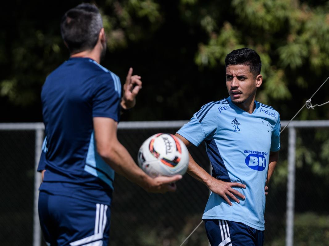 Fotos do treino do Cruzeiro nesta quinta-feira (4), na Toca da Raposa II, em Belo Horizonte. Time celeste enfrentar o Tombense no sbado, s 19h, no Mineiro, pela Srie B.