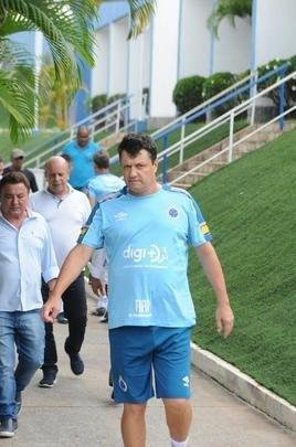 Fotos da apresentao de Adilson Batista como novo tcnico do Cruzeiro. Tcnico teve reunio com jogadores na Toca da Raposa II, falou com a imprensa e depois comandou seu primeiro treino