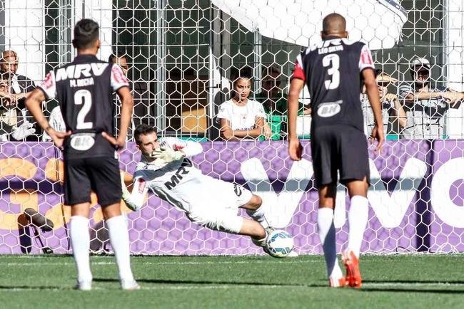 Em 2015, o Flamengo voltou a jogar contra o Atltico no Independncia e teve nova goleada: 4 a 1 para o Galo, com show de Dtolo, que participou dos quatro gols: cruzamento para gol contra de Marcelo, duas assistncias para Jemerson e um golao, com direito a caneta em Par. Nesse jogo, o goleiro Victor ainda defendeu um pnalti.