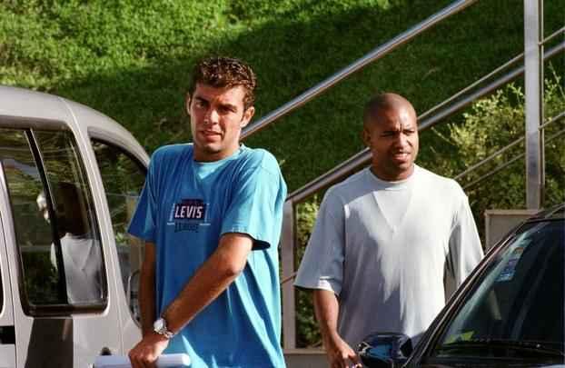 Em 2004, Thiago Gosling (e) foi negociado pelo Cruzeiro com o Genoa, da Itália