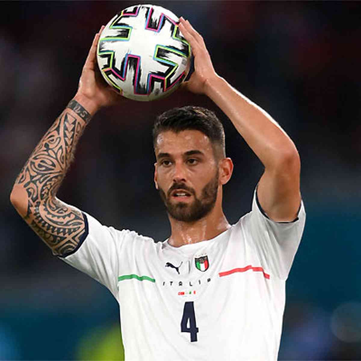 Jogador é substituído em partida do Italiano por não conseguir tirar brinco  que estava usando - 365Scores - Notícias de futebol