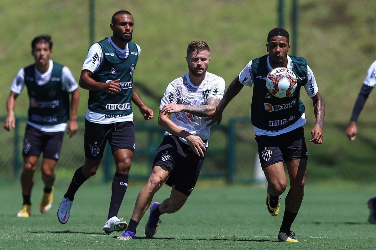 Fotos do coletivo entre profissionais e sub-20 do Atltico