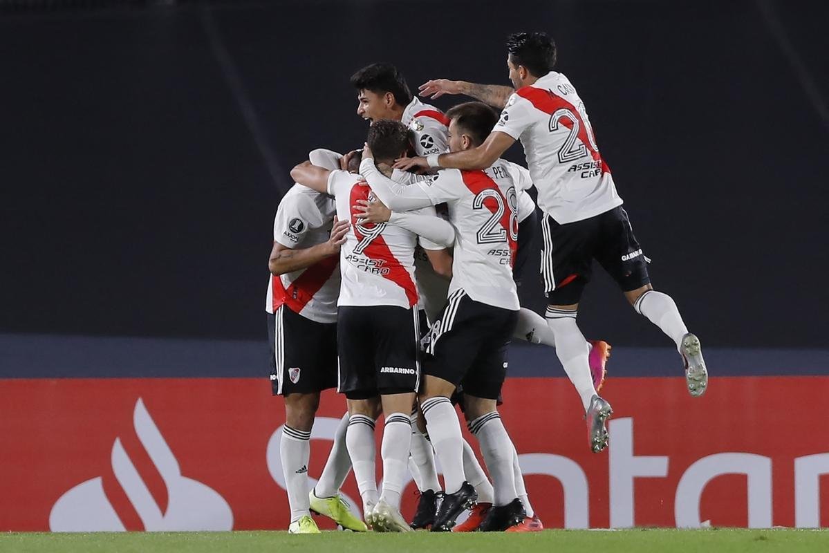 Com 25 casos simultneos de COVID-19, River Plate enfrentou Independiente Santa Fe-COL com apenas 11 jogadores disponveis e com o volante Enzo Prez improvisado como goleiro.